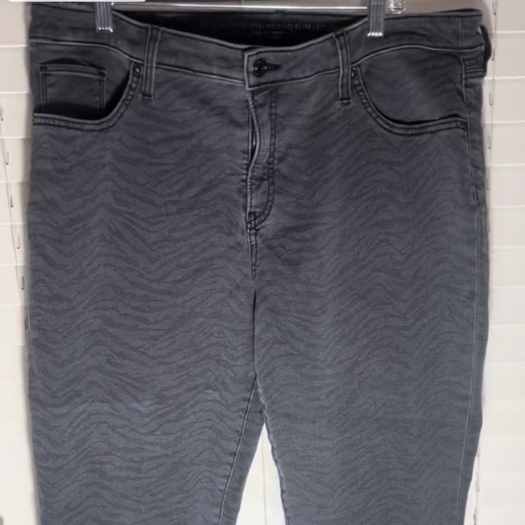 US 16R Chico’s sz 3R The So Slimming Girlfriend Ankle Jeans Gray, Zebra Stripe - Picture 6 of 11